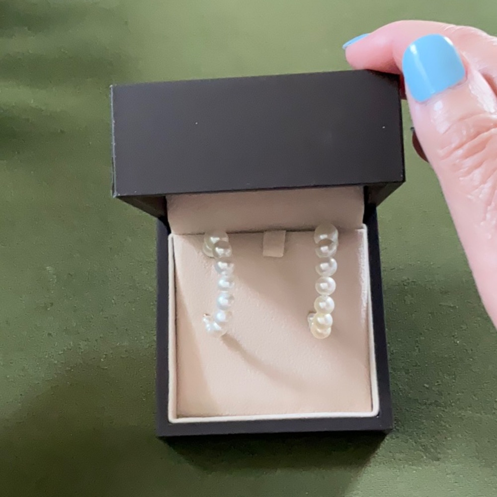 Elegant Pearl Hoop Earrings - Picture 4 of 8